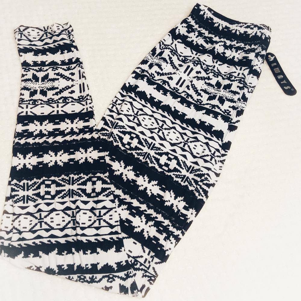 NWT Snowflake Crisscross Leggings
